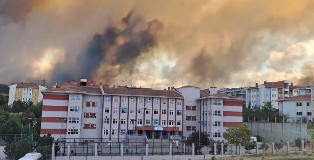 Çanakkale Boğazı trafiğe kapatıldı! Alevler yerleşim yerlerine yaklaştı 3